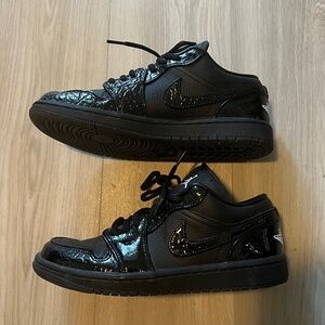 Women’s Air Jordan 1 Low Se Sneaker in Black, White, & Metallic Silver Size 6.5